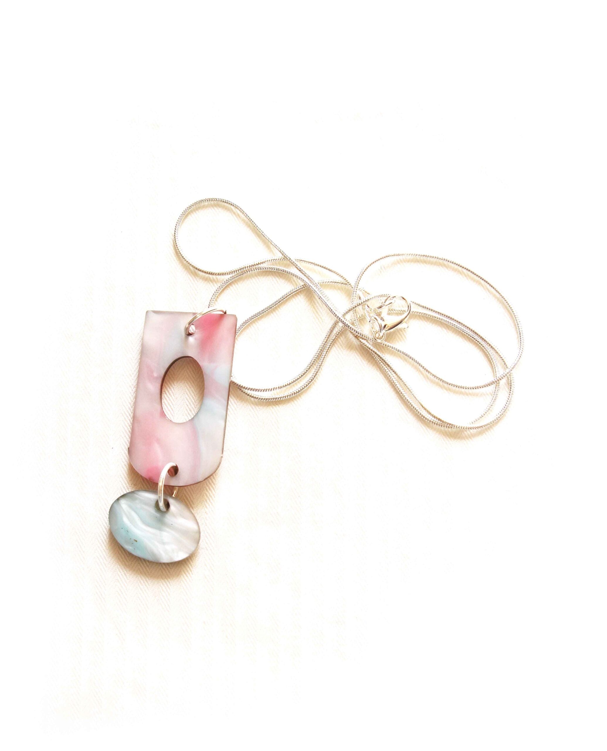 Collar de resina marmolada rosa y turquesa con colgante doble