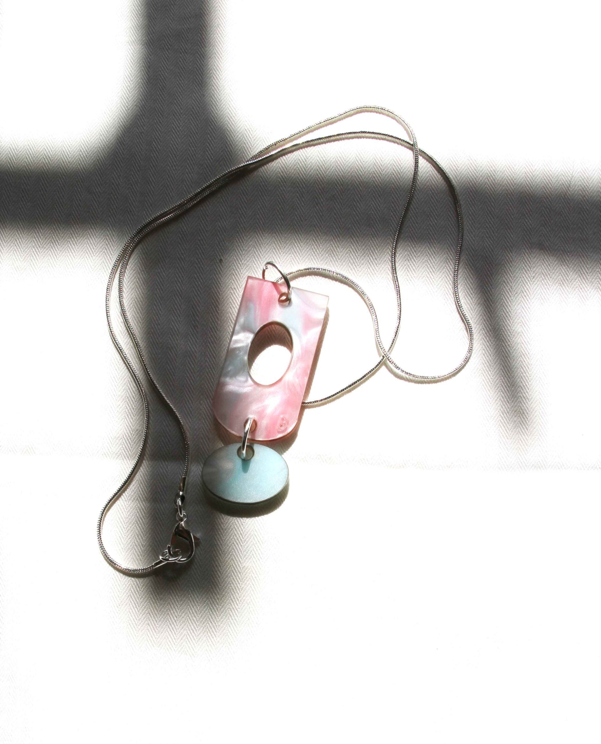 Collar de resina marmolada rosa y turquesa con colgante doble